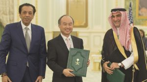 Rajeev Misra, (Softbank Investment Advisers), Masayoshi Son (Softbank) und H.E. Yasir Al Rumayyan (Managing Director of the Public Investment Fund of the Kingdom of Saudi Arabia). © Softbank/Vision Fund