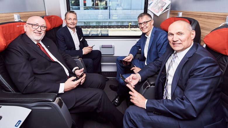 Andreas Matthä (CEO ÖBB), Marcus Grausam, (CEO A1), Jan Trionow (CEO Drei) und Rüdiger Köster (CTO T-Mobile) im Zug. © ÖBB