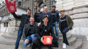 Michael Eisler, Bernhard Lehner, Michael Altrichter (startup300 AG), Hansi Hansmann (Business Angel), Oliver Csendes (sitzend, GF JFDI GmbH), Andi Tschas (Co-Founder JFDI GmbH) und Jürgen Furian (Co-Founder JFDI GmbH). © Patrick Mönnich/startup300