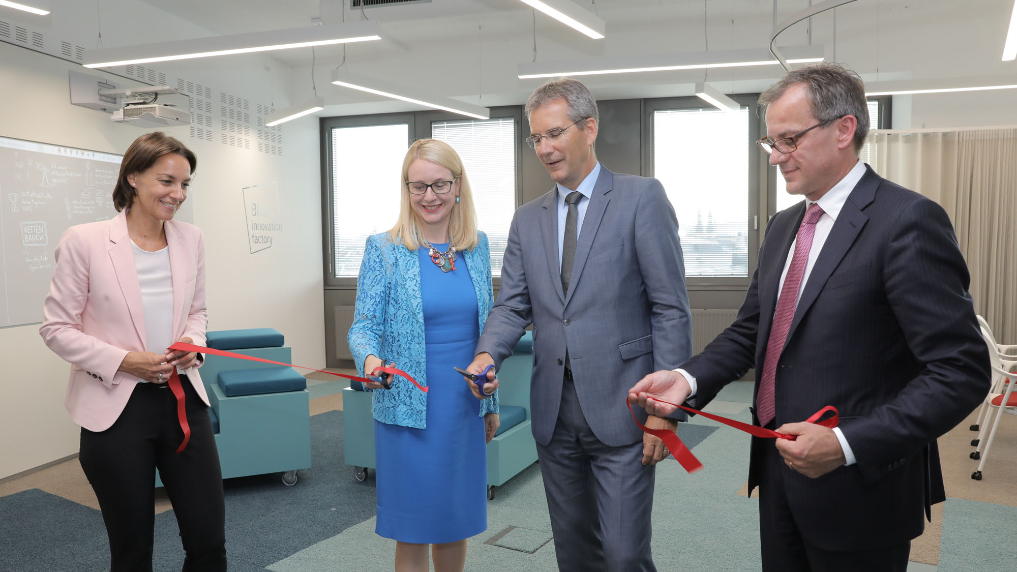 Wirtschaftsministerin Margarete Schramböck und Finanzminister Hartwig Löger (beide Mitte) mit den BRZ-Geschäftsführern bei der Eröffnung von "Kettenbruck" und der BRZ Innovation Factory © BRZ