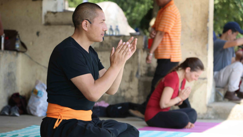 Der buddhistische Meister Tulku Lobsang bei der Arbeit. © Yield Public Relations