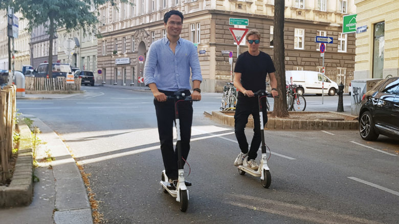 Christian Geßner, General Manager für Bird in Wien, und Jakob Steinschaden von Trending Topics cruisen um den Block. © Sara Grasel