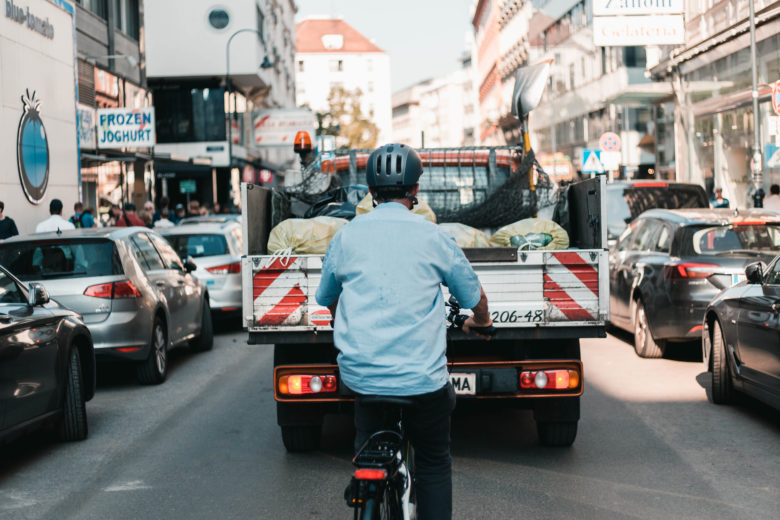 Eric Frey von "Der Standard" am E-Bike. © Romar Ferry