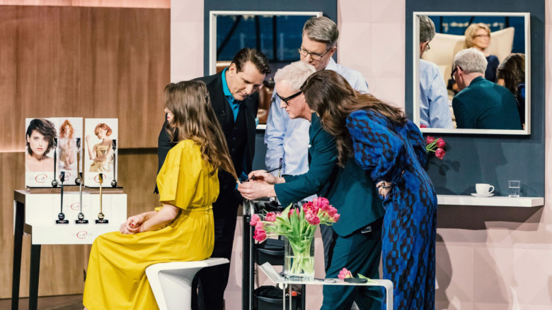 Die Investoren Ralf Dümmel (l.), Frank Thelen und Judith Williams nehmen das "Calligraphy Cut"-Angebot von Frank Brormann (2.v.r.) unter die Lupe. © MG RTL D / Bernd-Michael Maurer