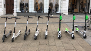 Bird- und Lime-Roller auf der Wiener Mariahilferstraße. © Jakob Steinschaden