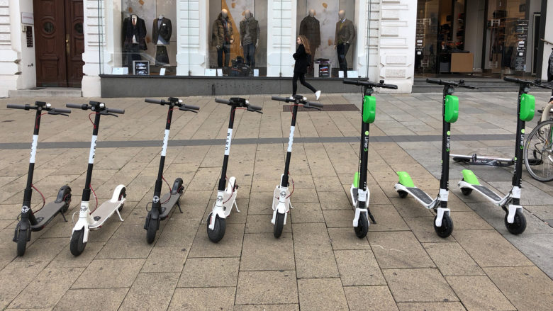 Bird- und Lime-Roller auf der Wiener Mariahilferstraße. © Jakob Steinschaden