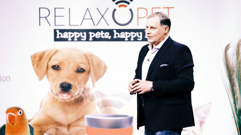 Hypnosetherapeut Frank Bendix will Tiere mit "RelaxoPet" entspannen. ©MG RTL D / Bernd-Michael Maurer