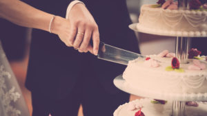 Ein Ehevertrag soll dafür sorgen, dass auch nach der Scheidung jeder sein Stück vom Kuchen bekommt © Pexels