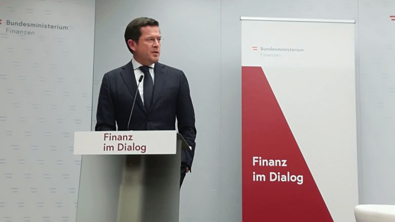 Karl-Theodor zu Guttenberg spricht über Europas Herausforderungen. © Madlen Stottmeyer