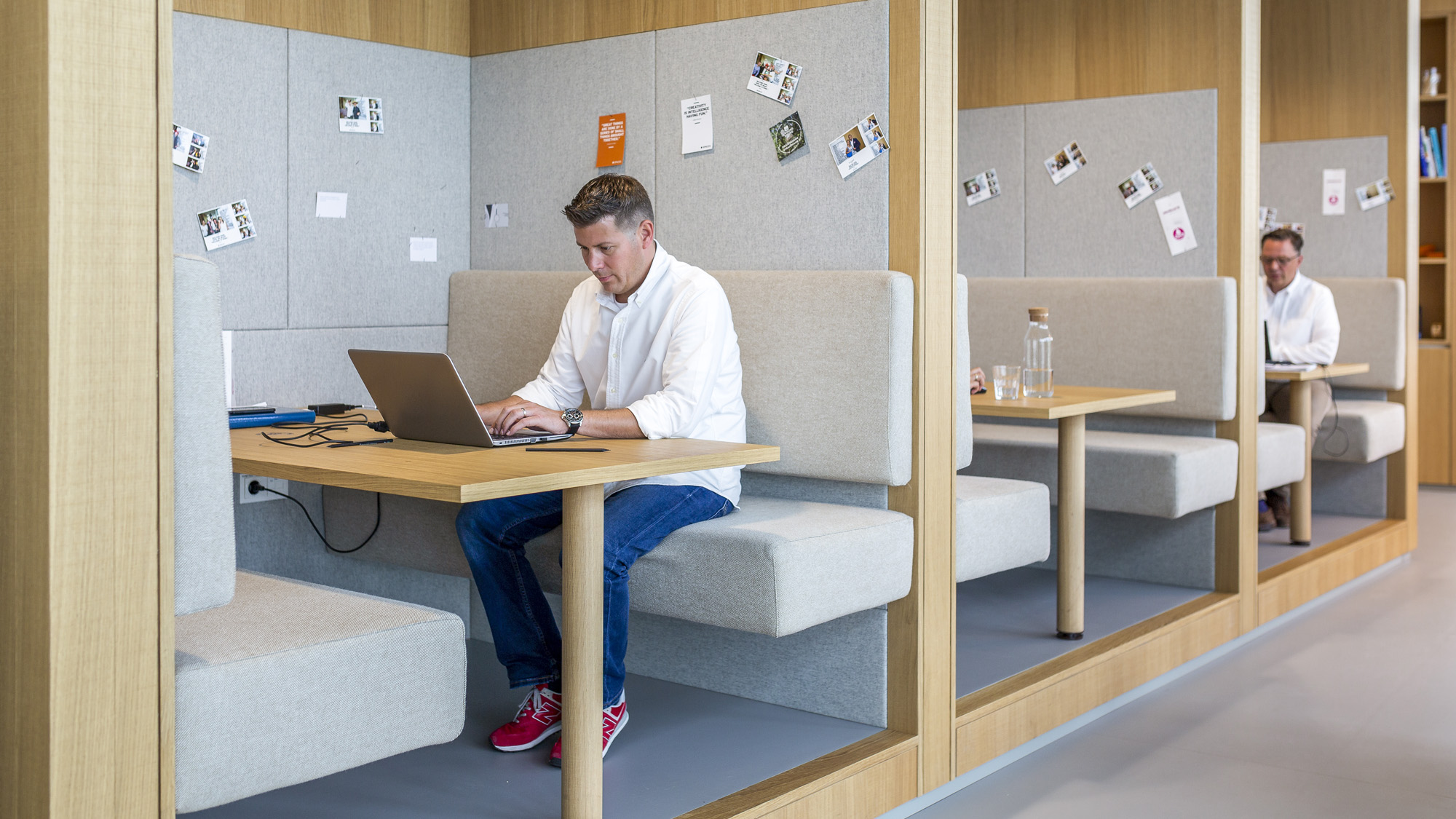Ein typischer Coworking-Arbeitsplatz von im Corporate Design von Spaces - seit heuer auch in Wien © Spaces