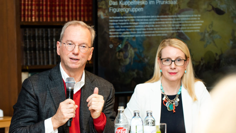 Eric Schmidt mit Wirtschaftsministerin Margarete Schramböck © BMDW/Hartberger