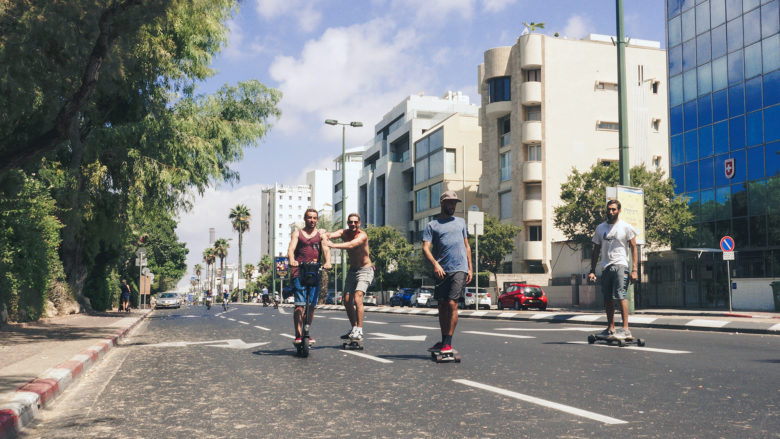 Straßenszene in Tel Aviv. © Photo by Yoav Aziz on Unsplash