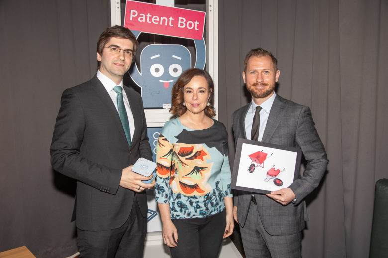 Patentamtspräsidentin Karepova mit den Gründern von Enpulsion und Frend. © Österr. Patentamt/APA-Fotoservice/Tanzer