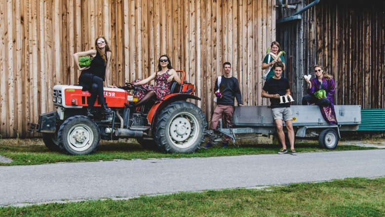 Das markta-Team am Traktor. © Anna Zora / markta