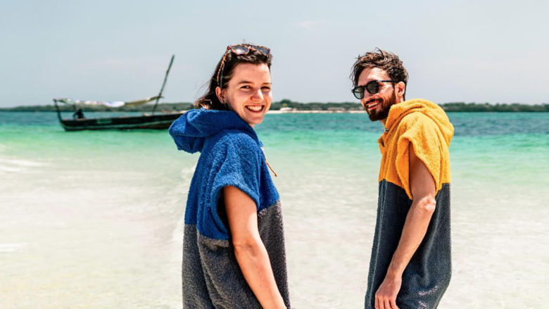 Clarissa Fritzsche mit Poncho und Freund am Strand. © Aponcho