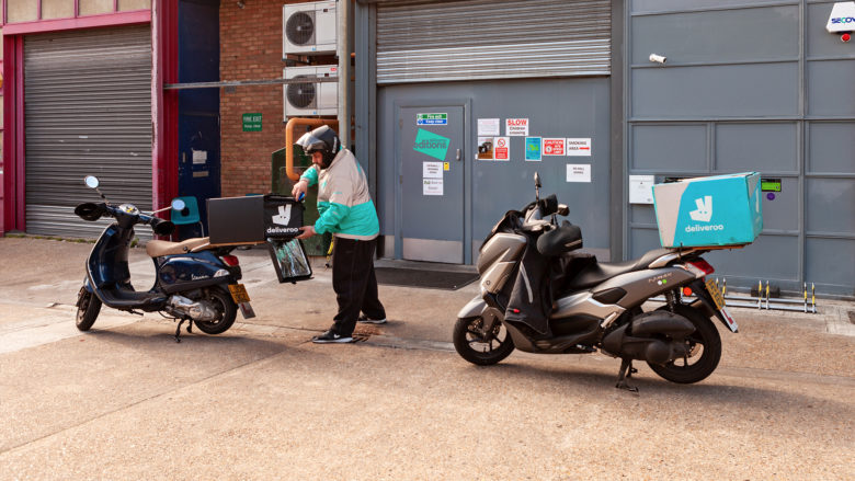 Moped-Boten im Auftrag von Deliveroo. © Deliveroo