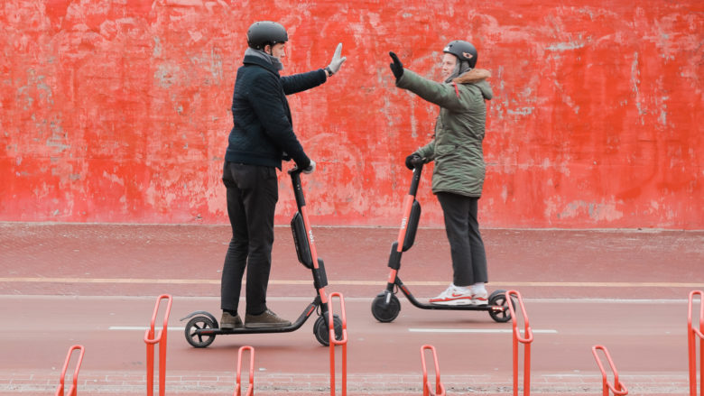 Die E-Scooter von Voi erobern die Straßen europäischer Städte. © Voi