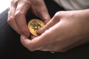 Ein Bitcoin in Händen. © Unsplash