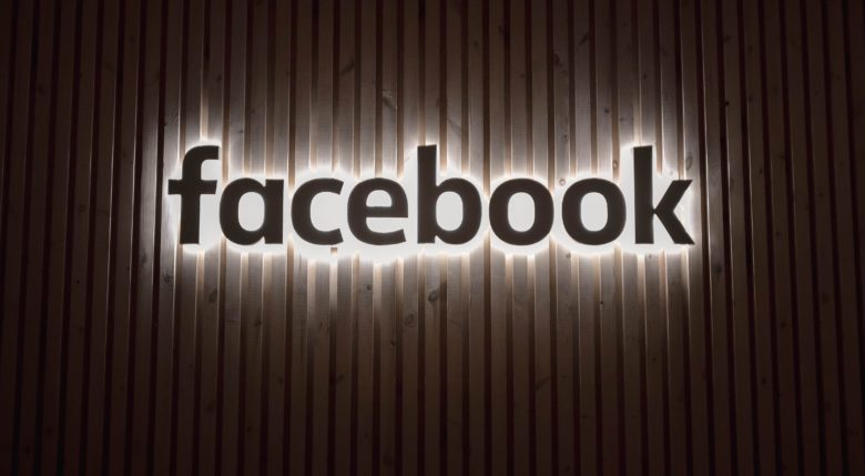 Facebook-Logo auf Holz. © Photo by Alex Haney on Unsplash