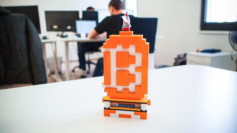 Bitcoin-Lego-Statue im Bitpanda-Office. © Trending Topics