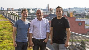 Oktav-Founder David Kitzmüller und Toni Luong mit ihrem Investor Oliver Sonnleithner (Mitte) © Oktav