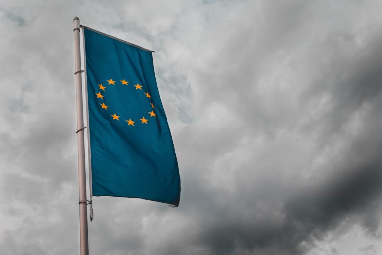 Europa-Flagge vor düsterem Himmel. © Sara Kurfeß on Unsplash