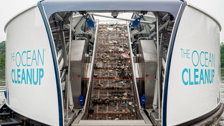 Interceptor schaufelt Müll aus Flüssen. © The Ocean Cleanup