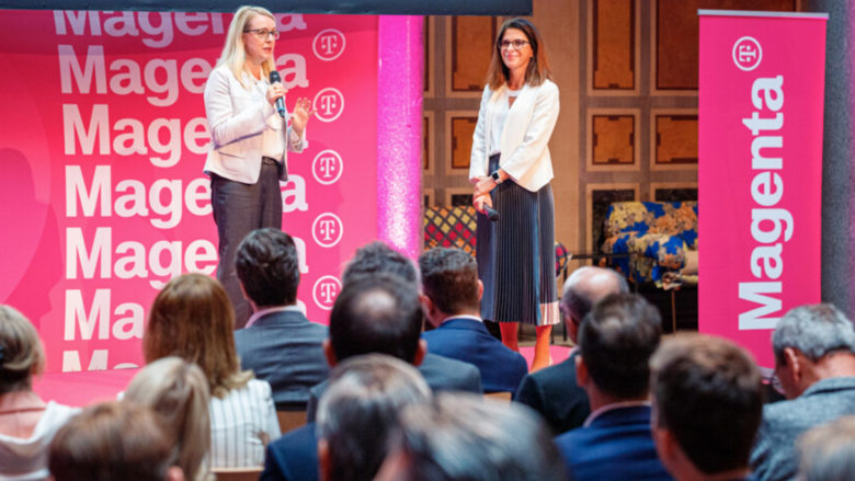 Margarete Schramböck und Maria Zesch (CCO B2B Magenta) beim T-Breakfast. © Leadersnet.at / A.Felten