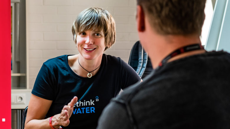 Katrin Schuhen, CEO von Wasser 3.0, im Gespräch mit Jakob Steinschaden von Trending Topics. © Gavin Gough / TEDxVienna