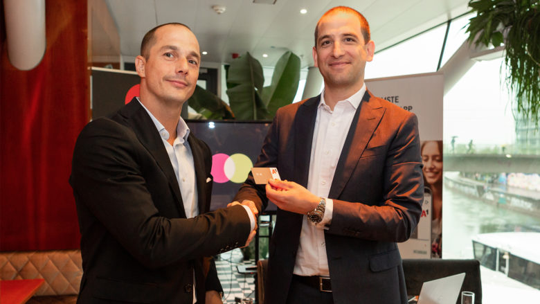 Christian Rau (Country Manager Mastercard Austria) und Matthias Stieber (CEO paybox Bank AG) stellen gemeinsam die neue A1 Mastercard vor. © Mastercard / Anja Kundrat