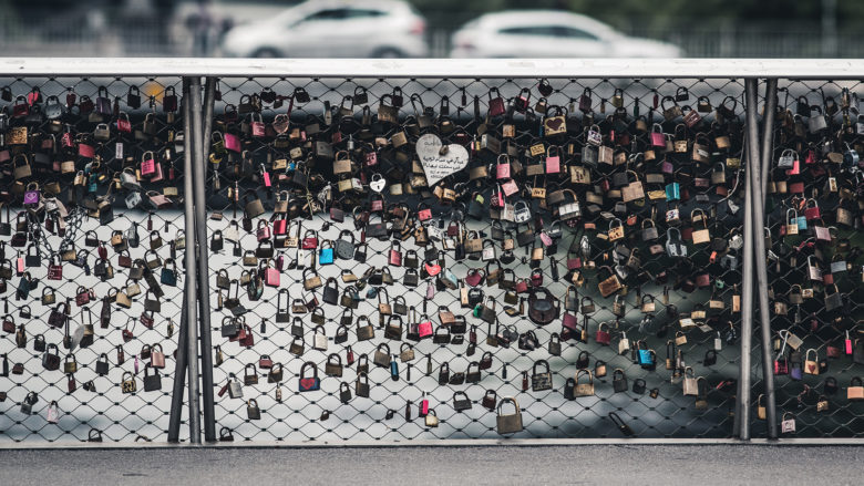 Liebeserklärungen auf der Brücke über die Mur in Graz. © Photo by Thomas Q on Unsplash