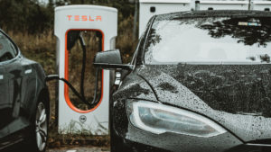 Tesla-Autos an der Ladestation. © Photo by Andreas Dress on Unsplash