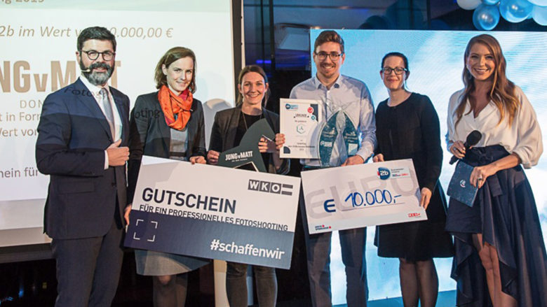 Die Sieger 2019: Stefan Schaffelhofer vom Linzer MedTech-Startup CortEXplore bekommt den Hauptpreis überreicht. © i2b/Klaus Morgenstern