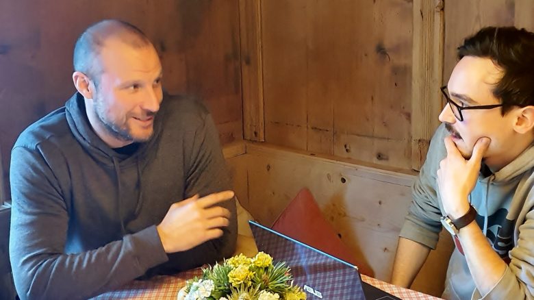 Aksel Lund Svindal und Trending Topics-Redakteur Oliver beim Interview.