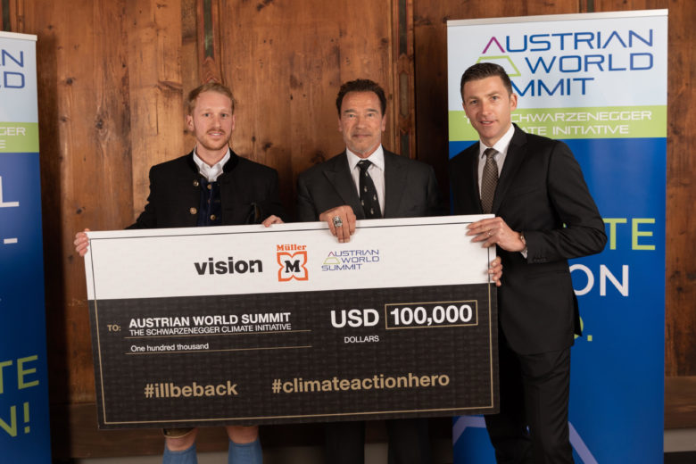 Raphael Reifeltshammer (Vision1), Arnold Schwarzenegger und Günther Helm (Müller) in Kitzbühel. © Vision1