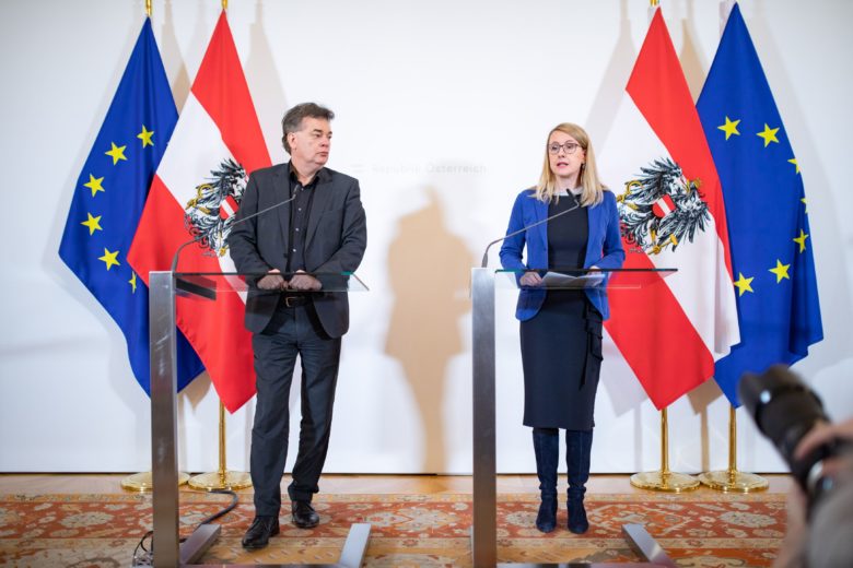 Vizekanzler Werner Kogler (l.) und Bundesministerin Margarete Schramböck. © BKA/Jakob Glaser