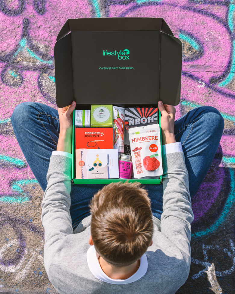 Moritz Lechner mit seiner neuen Lifestylebox. © Freebiebox