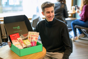 Moritz Lechner mit seiner neuen Lifestylebox. © Freebiebox