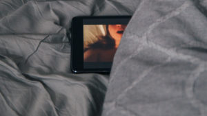 Pornovideo am Smartphone-Display. © Photo by Charles Deluvio on Unsplash