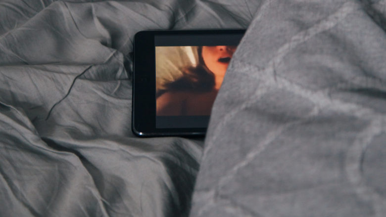 Pornovideo am Smartphone-Display. © Photo by Charles Deluvio on Unsplash