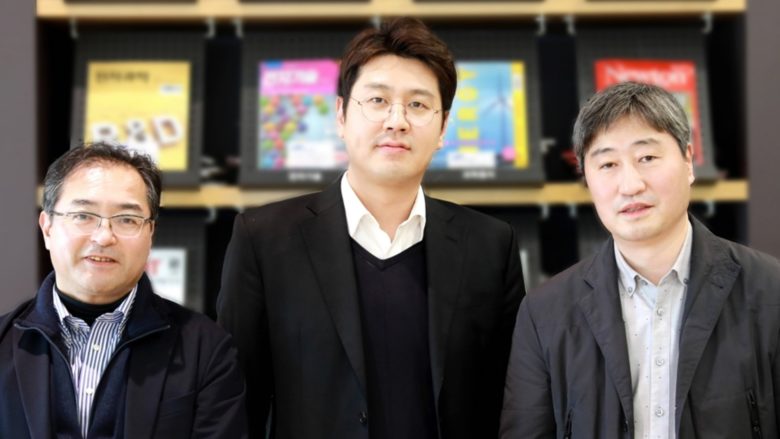 Von links nach rechts: Yuichi Aihara, Principal Engineer vom SRJ, Yong-Gun Lee, Principal Researcher und Dongmin Im, Leiter des Projekts. © Samsung Newsroom / SAIT