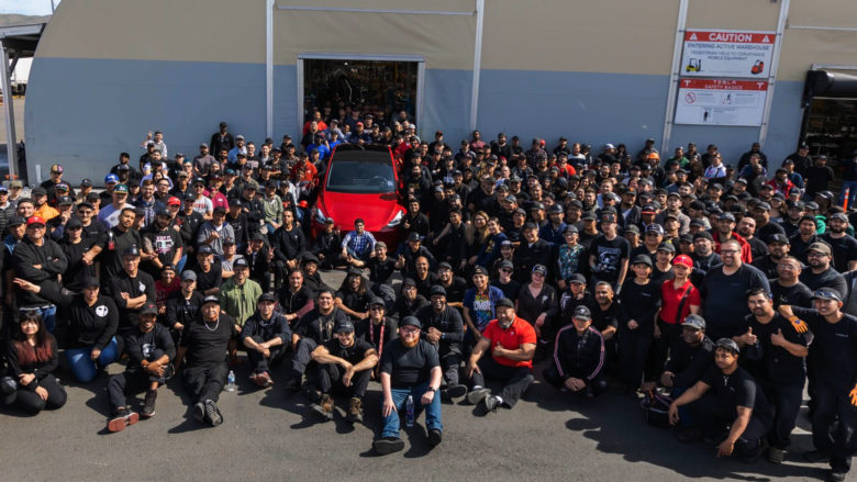 Tesla-Mitarbeiter versammeln sich um Wagen Nr. 1.000.000. © Tesla