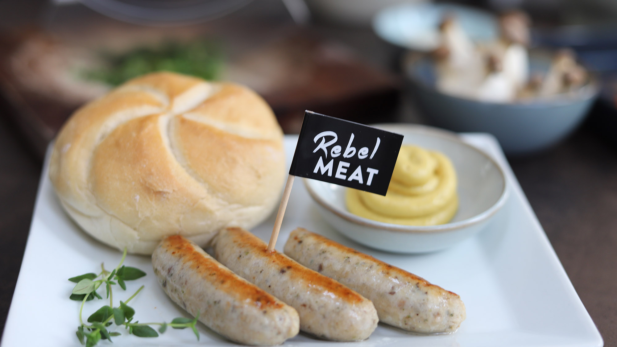 Schmeckt wie Bratwurst, ist aber zur Hälfte aus Reis und Pilz © Rebel Meat