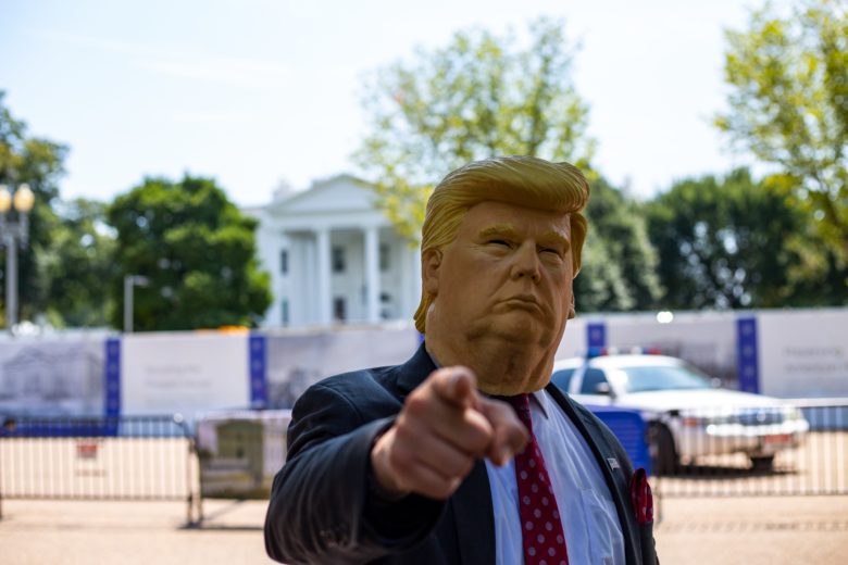 Mann mit Trump-Maske. © Photo by Darren Halstead on Unsplash