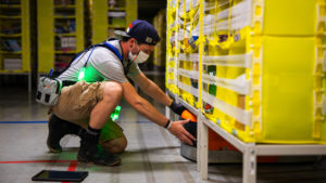 Amazon-Arbeiter in Logistikzentrum. © Amazon