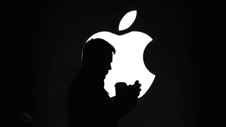 Mann vor Apple-Logo. © Foto von Duophenom von Pexels