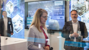 Wirtschaftsministerin Margarete Schramböck im Digilab von Siemens. © Siemens Austria