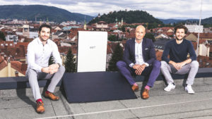 Science Park Graz-Chef Martin Mössler (M.) mit Christoph Grimmer (r.) und Jan Senn von EET mit dem „SolMate“. © SPG/Luef