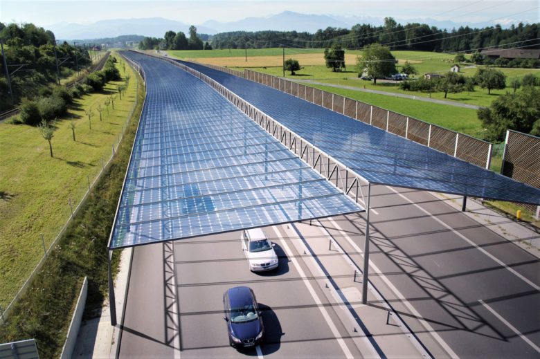 Diese Visualisierung stammt vom Schweizer Büro "labor3" und zeigt, wie eine Autobahn mit Solarpanelen aussehen könnte. © labor3