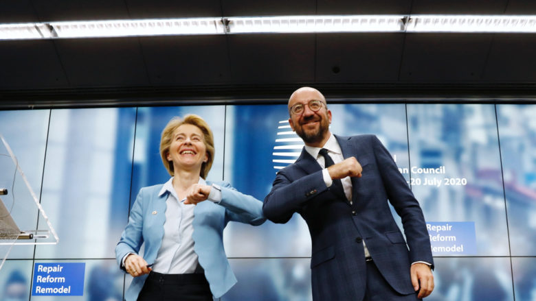 Van der Leyen und Charles Michel beim Ellbogen-Check. © www.consilium.europa.eu